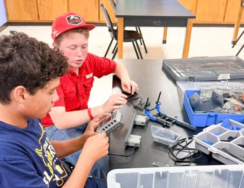Memphis Middle School Gifted and Talented (GT) students develop essential skills in collaboration, problem solving, creativity, investigation and analysis through robotics projects. MEMPHIS ISD