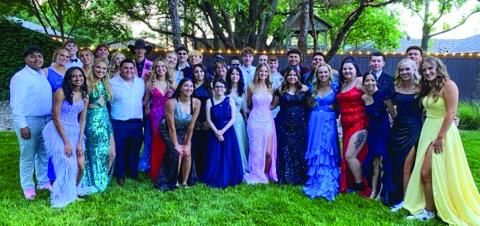 Junior class offers 2024 Enchanted Garden prom