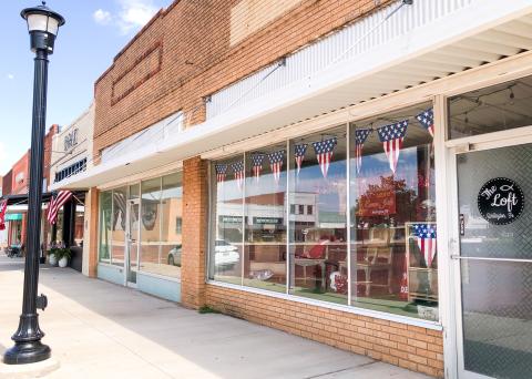 Venues abound with multiple options for Wellington Ex-Student Reunion gathering places. On the south side of the Collingsworth County Courthouse Square are BRIX Bar and Eatery, 911 9th St., owned by Julie and Burl Brim Jr., and The Loft, 909 9th St., owned by Mark and Debbie Huntress. Described as “the ultimate country farmhouse experience in the heart of downtown,” The Loft offers an open floor plan with two private bedrooms and a charming loft area for kids. The Red River Sun/Bev Odom