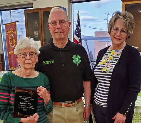 Bobbie Ariola, left, receives the Lifetime Achievement Award. Photos by Memphis Chamber of Commerce