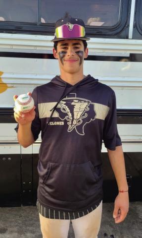 Flores throws nohitter as Cyclones defeat Shamrock
