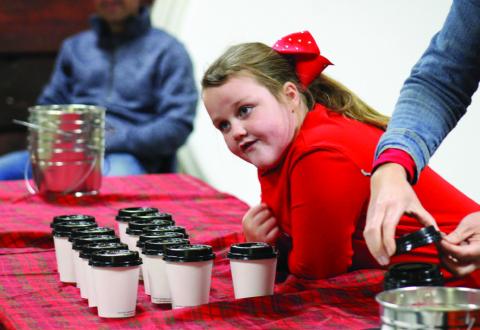 Childress County 4-Her Aida Lambert hands out hot cocoa during Christmas in the Park’s Lighting of Fair Park Friday, Nov. 29 at the Fair Park City Auditorium. For additional photos, see 3A. The Red River Sun/Elizabeth Tanner