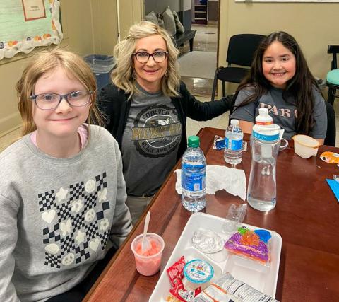 Austin Elementary School students join Austin Elementary School Principal Misty Parr for a recent lunch. Photo Courtesy of Memphis ISD