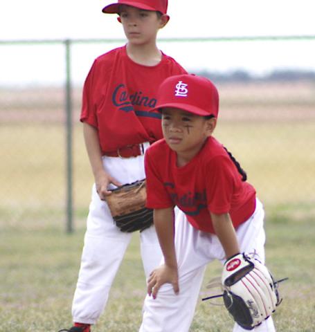 Coach Pitch Division Cardinal team members, first grader Alejandro Salinas backed up by second grader Damien Page, get in position for game action last Saturday. SHAUNA SALINAS / RED RIVER SUN