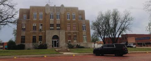 Lingering fog and cloudy skies add to the eeriness of the threating phone call that came into the Collingsworth County Sheriff’s Office at 9:02 a.m. Monday, April 15. By 12:30 p.m. only a few vehicles remained at the courthouse as employees had departed for their regular 12-1 p.m. lunch hour. The Red River Sun/Bev Odom