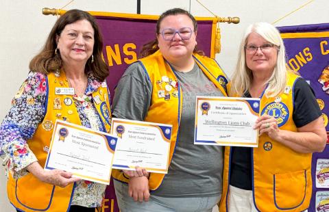 Wellington Lion Lindsay Hill, center, recognizes Lion Margret Wood, left, for recruiting the most sponsors, helping raise $2,220 during the recent District 2-T1 Texas Lions Roar Against Diabetes Fundraiser Walk at the Amarillo Civic Center. Boss Lion Lori O’Rear accepts the certificate for the club for its monetary contribution. For details on the upcoming City-wide Cleanup and Pet Vaccination Clinic, please refer to the Wellington Area Happenings on page 7A. BEV ODOM/THE RED RIVER SUN