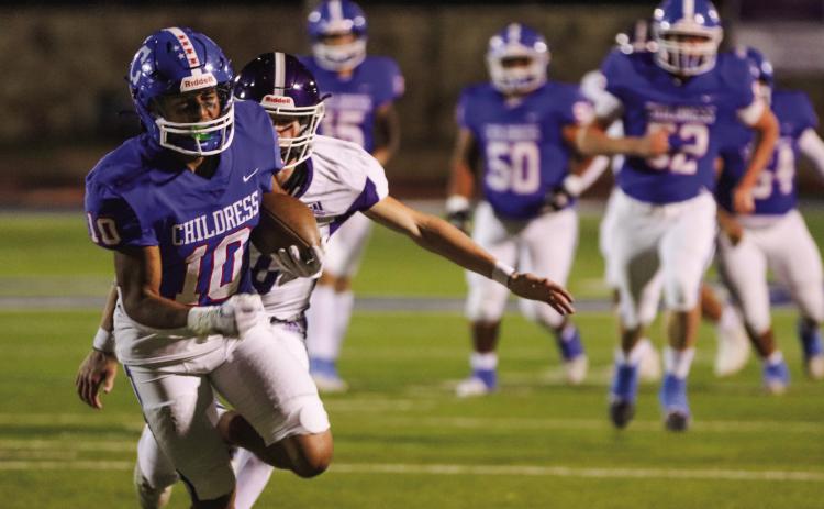 Childress’ Isaiah Jalomo (10) runs in for a touchdown against Dimmitt Friday night, Oct. 27 at Fair Park Stadium. Photos by Childress High School Yearbook Staff